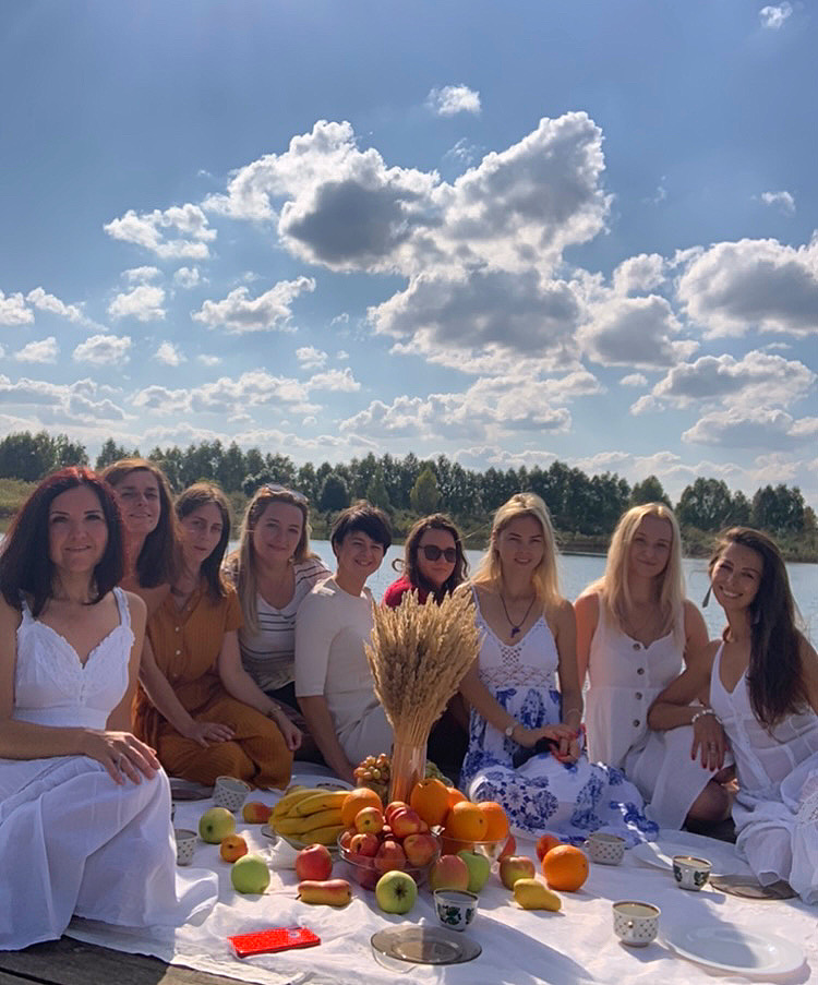 Kobiecy piknik nad wodą
